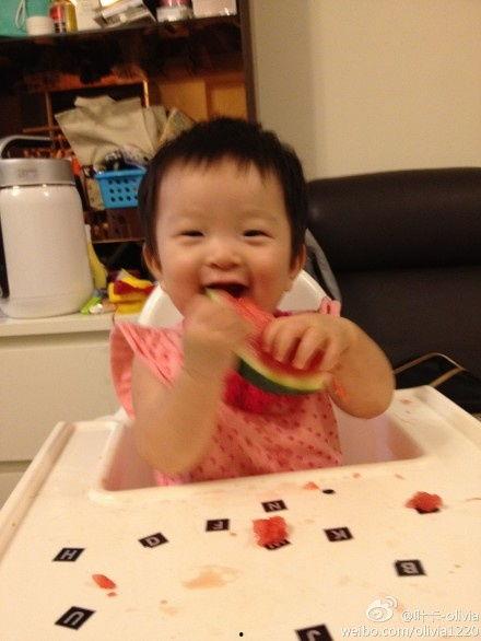 吃娱乐瓜的女孩是谁,吃娱乐瓜的女孩，她是如何成为热门话题的？